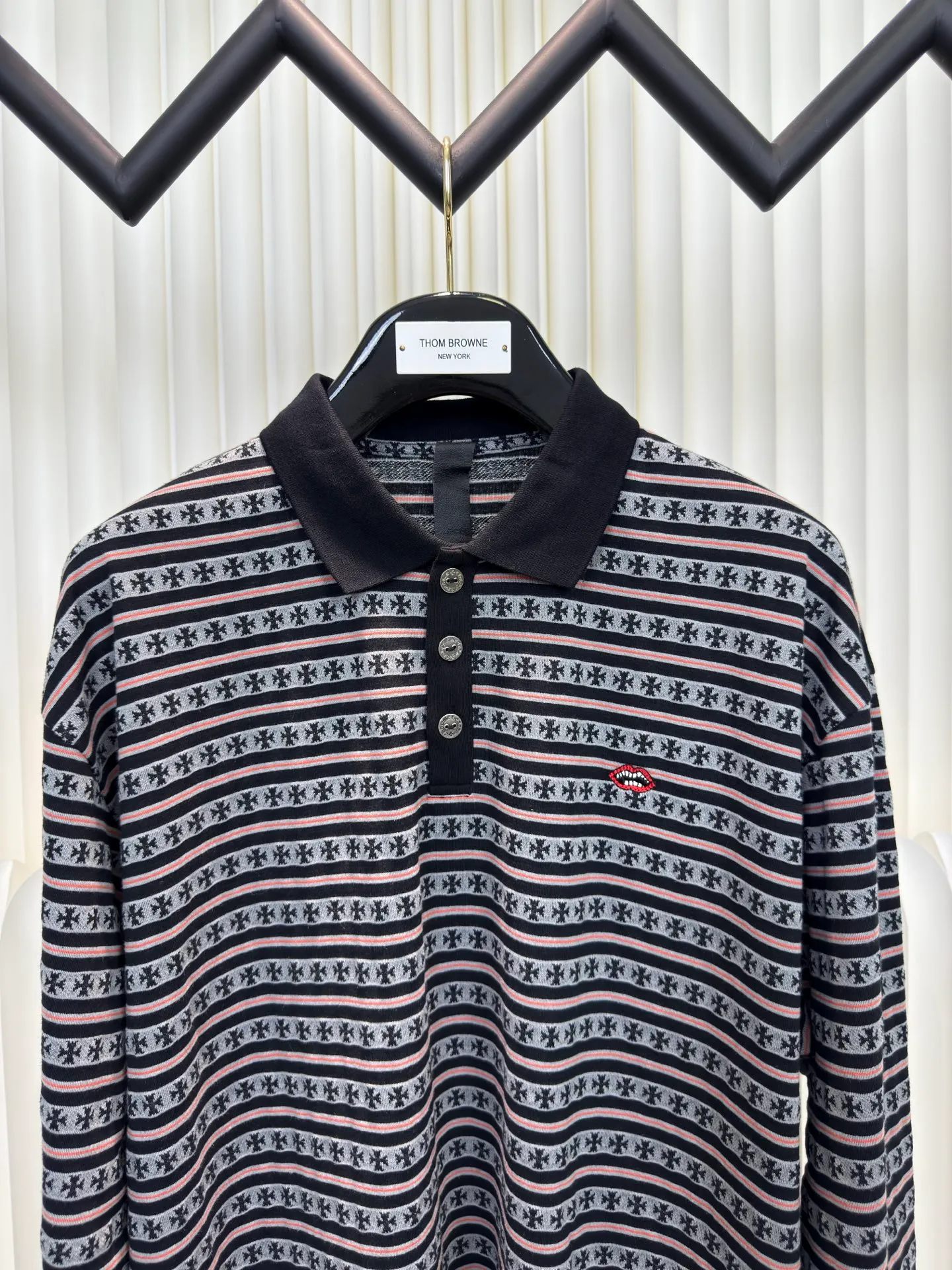 P370 Chrome Hearts cross-stripe POLO long sleeves. The minimum ordering requirement is one thousand meters for yarn-dyed fabrics. The cost is expensive. The embroidery uses imported Tajima embroidery machines. The collar leather tag is made of imported lambskin. The hardware is made of real antique silver. The cost is extremely expensive. Size S M L